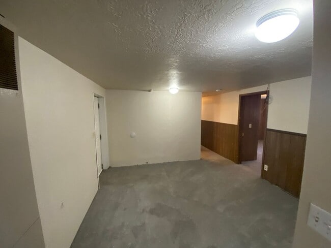 Building Photo - **Move-In Bonus**3 bedroom, 1 bathroom bas...