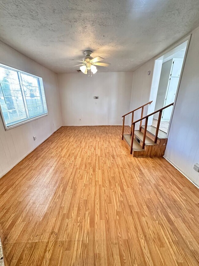 Foto del edificio - 3 Bedroom 2 Bathroom w/ Covered Parking and Large Shed