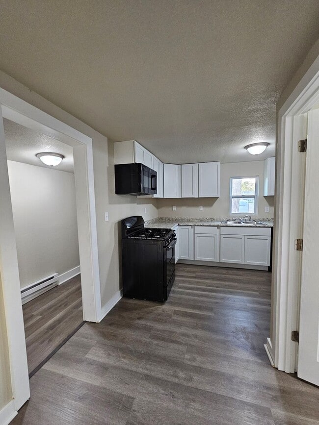 Building Photo - 2 Bedroom 1 Bath Home