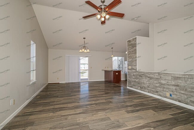 Foto del edificio - 423 Stonewater Dr