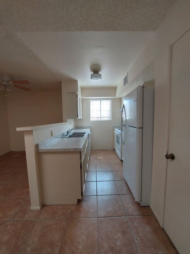 Building Photo - 4 Bedroom Home Close to Shopping!