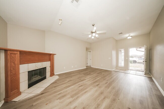 Foto del edificio - 1604 Hazelwood Dr