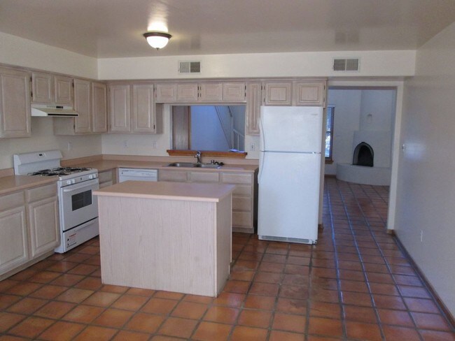 Building Photo - 2736 La Bajada