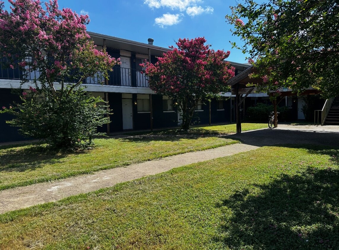 Building Photo - Studio apt available now only $595 monthly!!