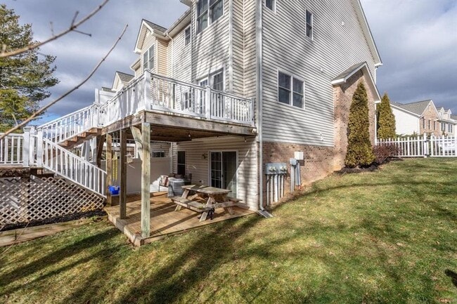 Building Photo - Spacious Townhouse with BONUS THEATER ROOM