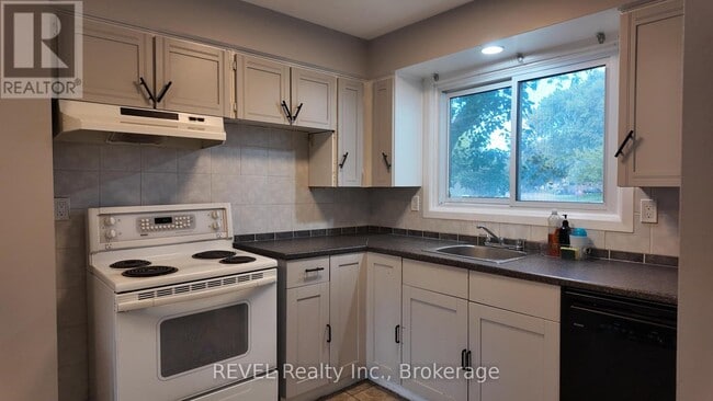 Building Photo - 25-25 Linfield Dr