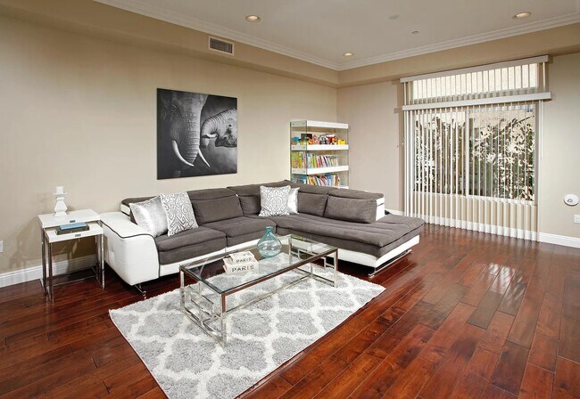 Foto del edificio - 15027 Dickens St