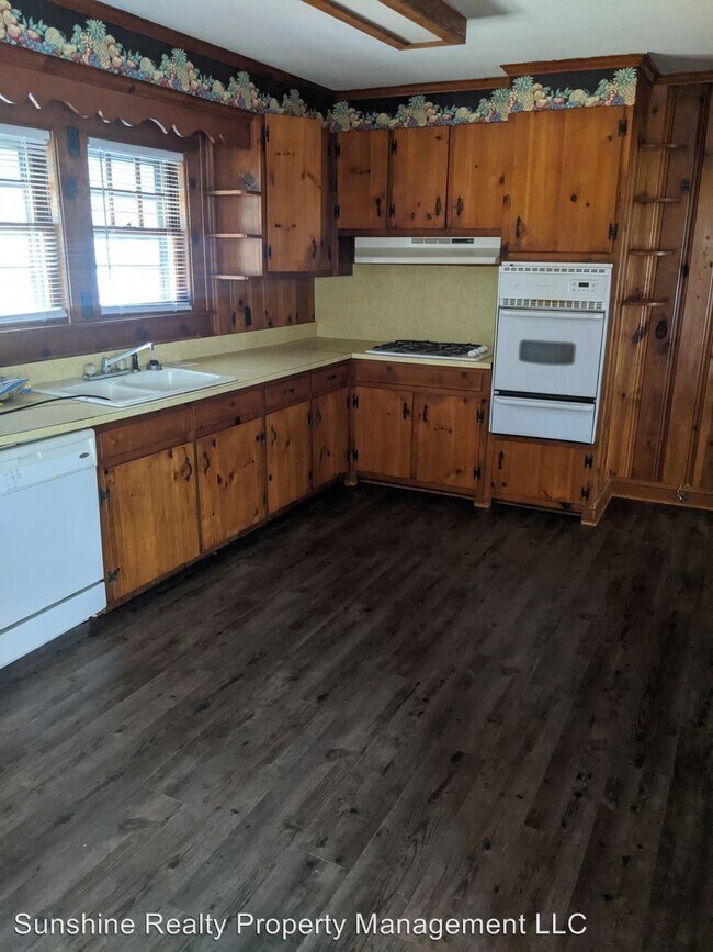 Building Photo - 2 br, 1 bath House - 209 E. Fifth St