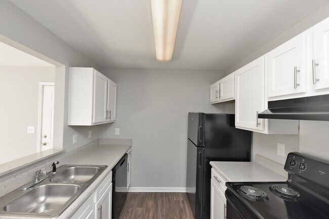 Cocina totalmente equipada con amplia encimera y armarios. - Parc Fairview