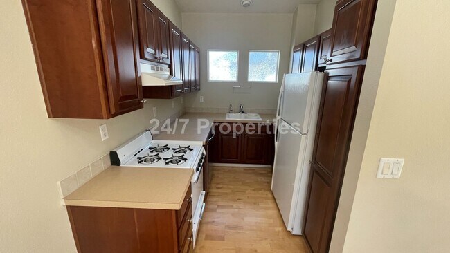Foto del edificio - Cozy and Modern 1 BD | 1 BA w/ Amenities -...
