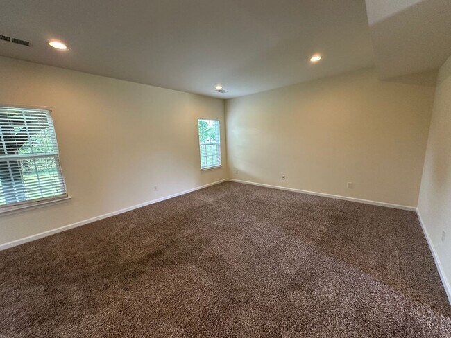 Building Photo - Charming 3BR 2.5BA Home Within Walking Dis...