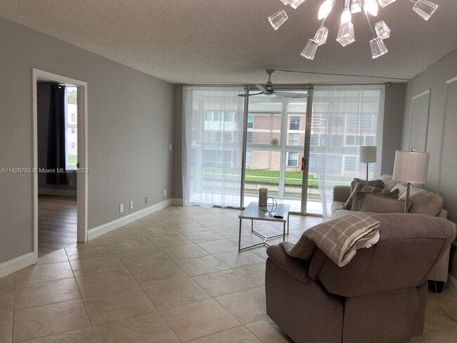 Foto del edificio - 8340 Sands Point Blvd