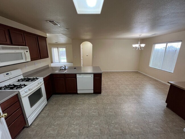 Building Photo - Wonderful Home in NW Porterville Available...