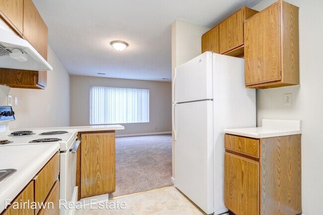 Building Photo - 2 br, 1 bath Apartment - 300 E. Fairlawn