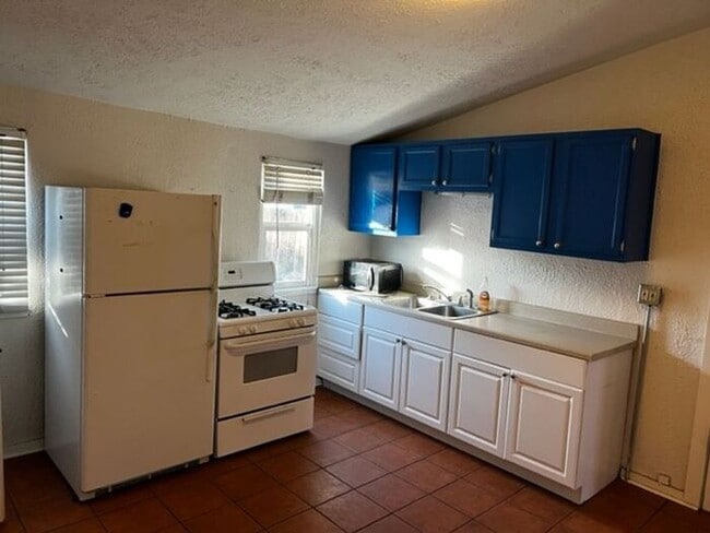 Foto del edificio - 1-Bedroom, 1-Bathroom Apartment with Conve...