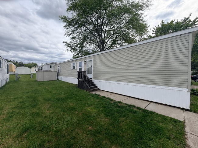 Building Photo - 831 N Pontiac Trail