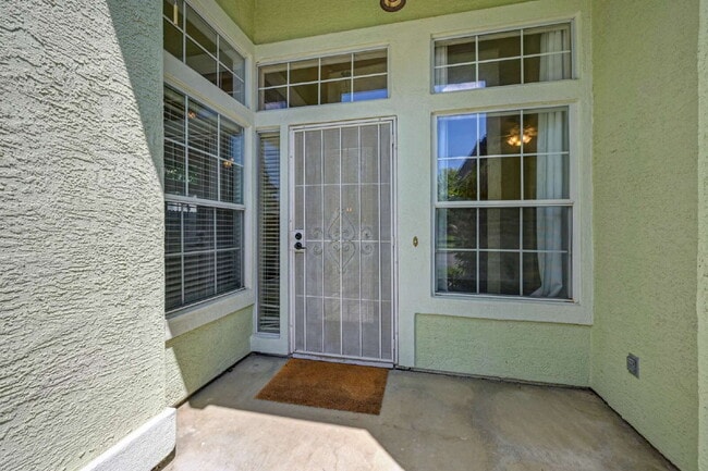 Building Photo - Beautiful single story across from Conejo Park.