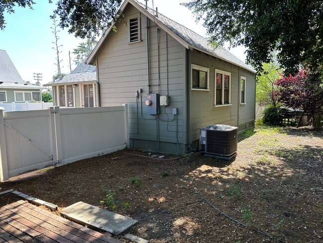 Photo - 909-902 Stillman Ave House