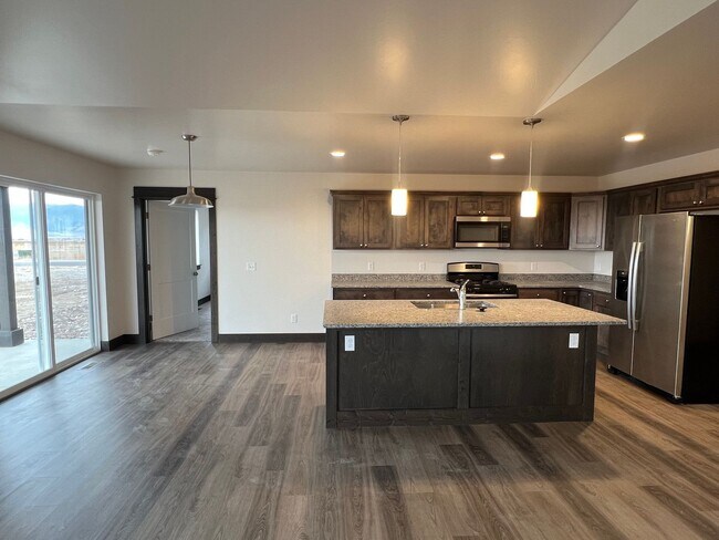 Foto del edificio - Brand New 3 Bed 2 Bath with double attache...