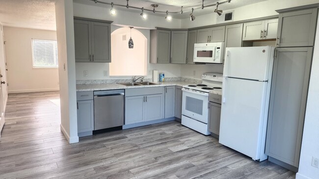 Building Photo - 499 Perrey Dr