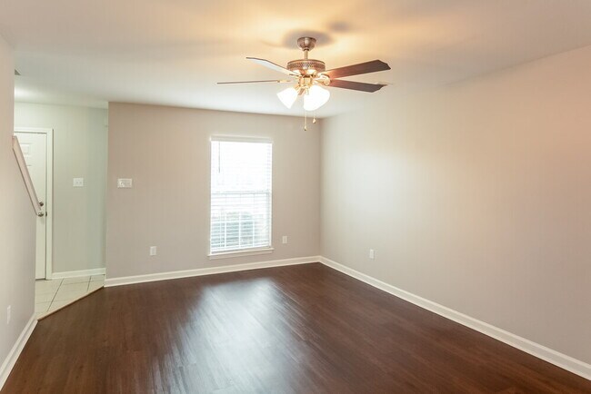 Foto del edificio - 906 Lakemont Dr