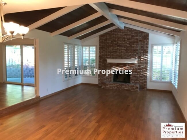 Building Photo - 3557 Perada Dr
