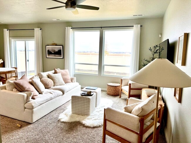 Building Photo - 3 Bedroom 2.5 Bath w/Community Pool AVAILA...