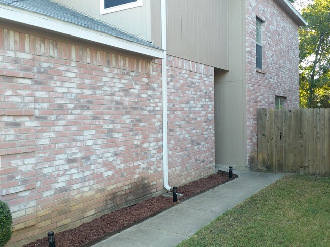 Privacy entrance - 842 Gable Avenue