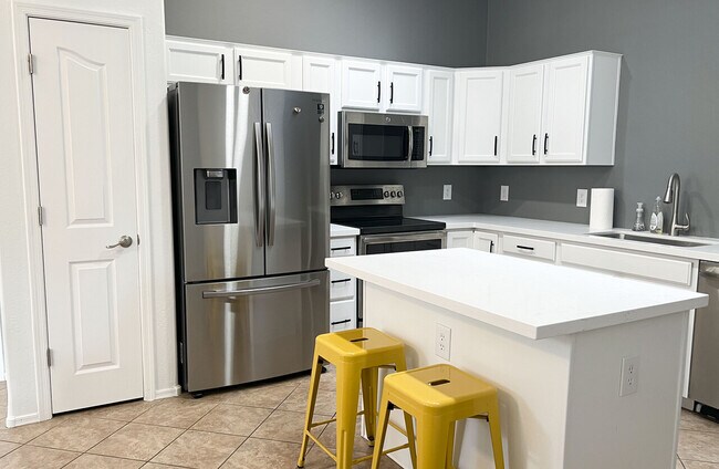 Foto del edificio - 2250 E Deer Valley Rd