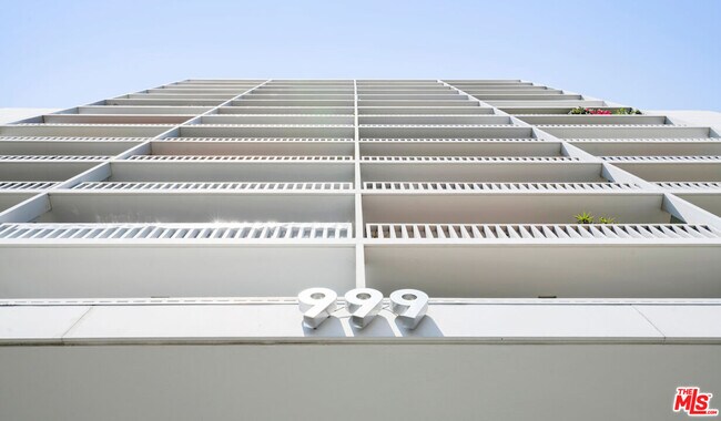 Building Photo - 999 N Doheny Dr