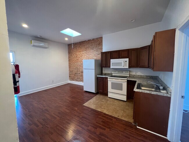 Foto del edificio - 2414 N Charles St