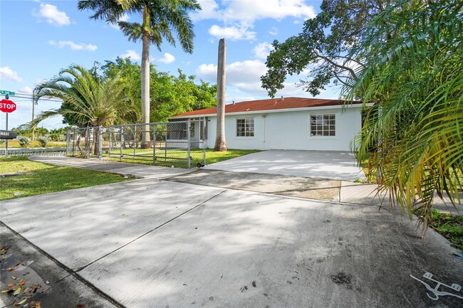 Foto del edificio - 1340 NW 7th Ct