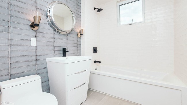 Foto del edificio - 1 br, 1 bath Apartment - 236 Stagg St Unit 7A