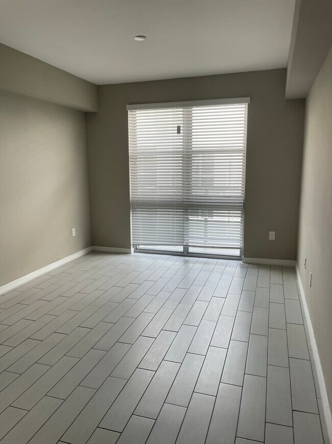Building Photo - 6239 Bay Club Dr
