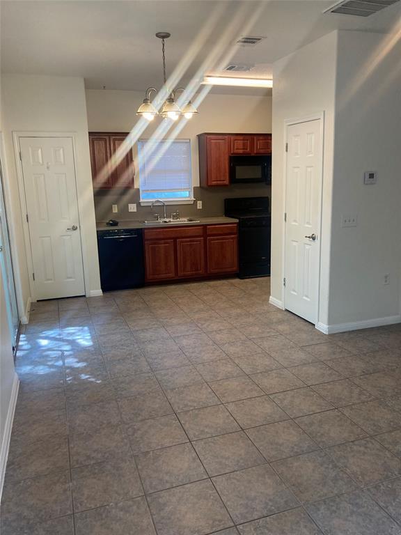 Building Photo - 2911 E 13th St