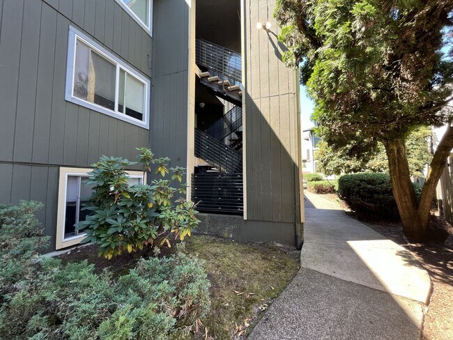 Building Photo - 8332 SW 21st Ave