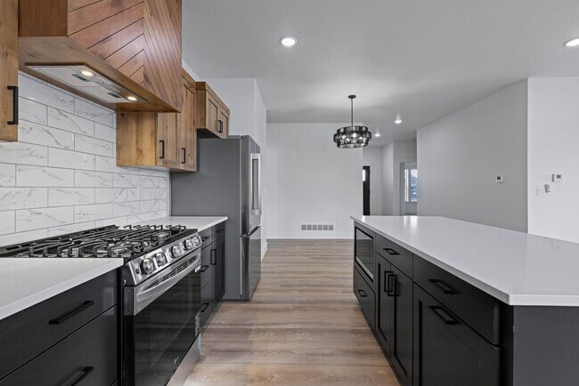 Foto del edificio - NEW BUILD 3-BED, 2-BATH UPSTAIRS DUPLEX UN...