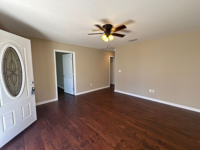 Building Photo - Adorable Home in Great Central Location in Tullahoma...