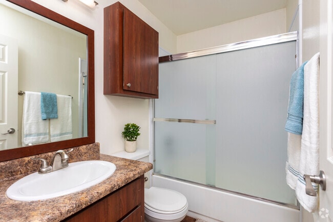 2 Bedroom - Bathroom - University Place