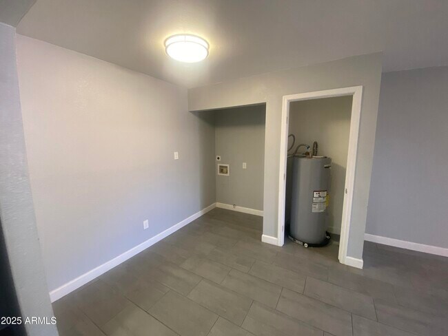 Foto del edificio - 9618 N 5th St