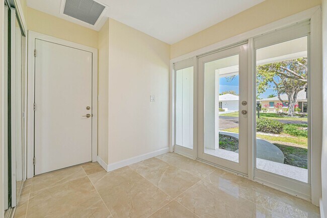 Foto del edificio - ** Completely Remodeled ~ 2/2 Single Family Home ~ 1 Car Garage ~ Downtown Naples **