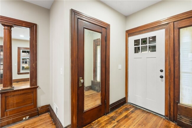 Building Photo - 483 Alexander St