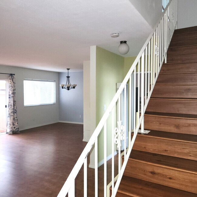 Vista del comedor desde la escalera de la planta baja - 138 S Bryn Mawr St