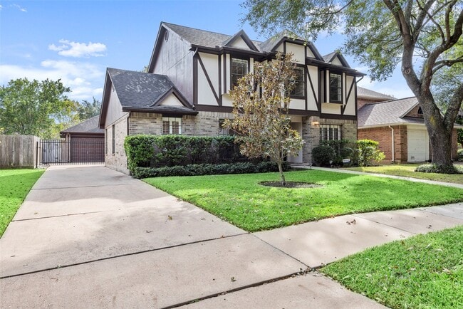 Building Photo - 2415 Parkwood Ln