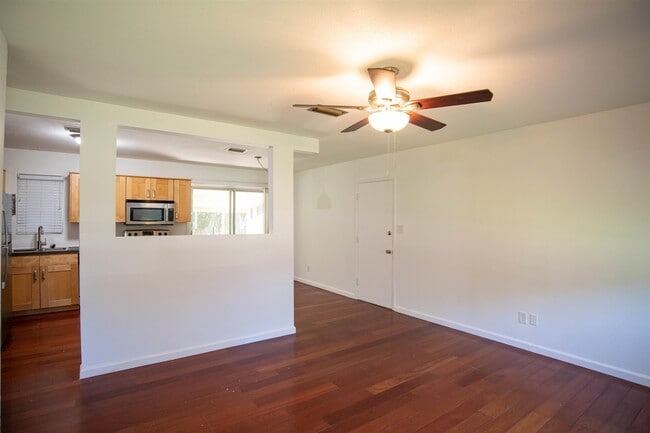 Building Photo - 1800 Jasmine Dr