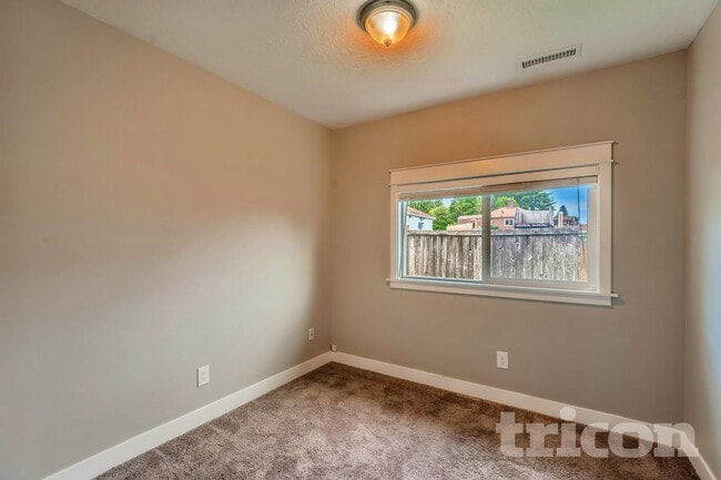 Building Photo - 711 Le-Lou-Wa Pl NE