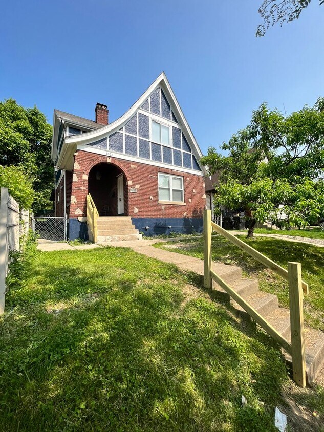 Primary Photo - 1032 Woodlawn Ave. | 3 BR, 1 Bath