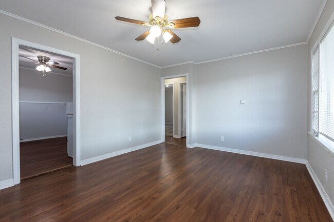 Building Photo - Cozy Sand Springs Bungalow!