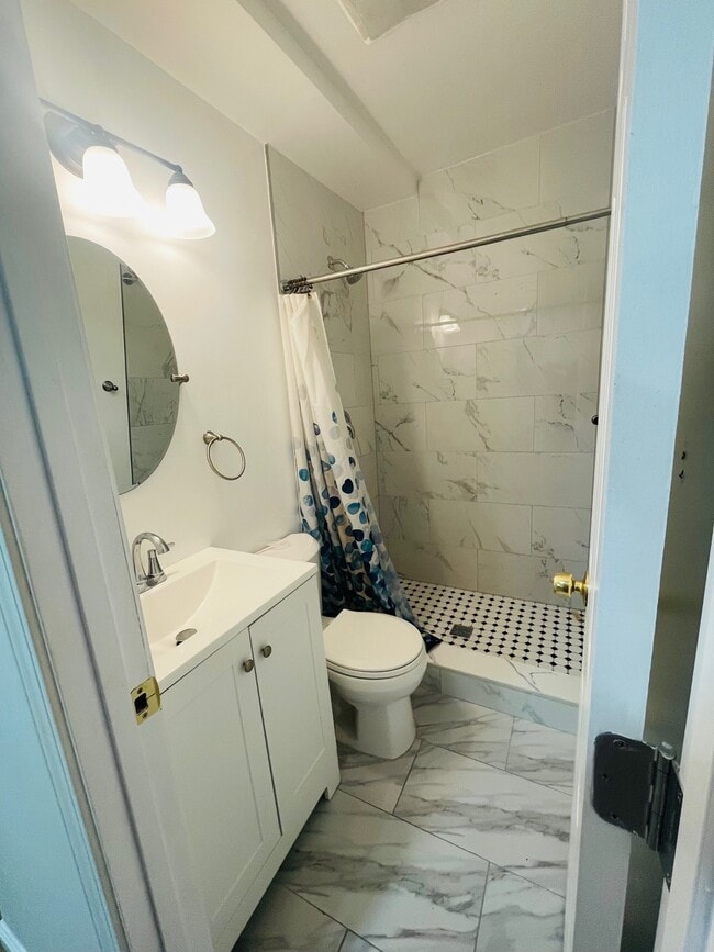 Baño - 7043 Brocton Ct