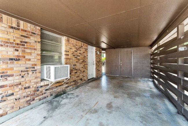 Building Photo - 218 E Villaret Blvd